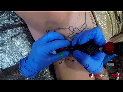 ❤️ Extremadamente tatuado hottie Sully Savage consiguió un tatuaje en su clítoris ️❌ Video de porno en es.vbdsm.ru ❌️❤️❤️❤️❤️❤️❤️❤️